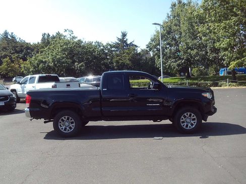 Used 2017 Toyota Tacoma SR5 w/ Tow Package AWD/4WD image 6