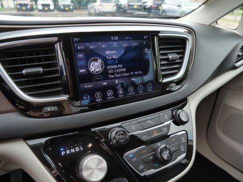 Used 2018 Chrysler Pacifica Touring-L Plus FWD image 23