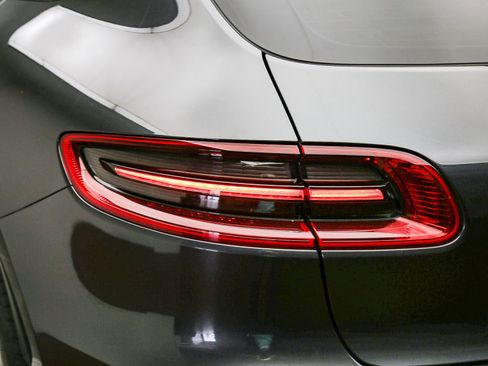 Certified 2017 Porsche Macan AWD/4WD image 14