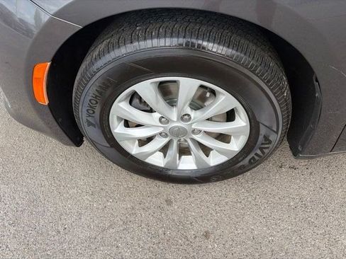 Used 2017 Chrysler Pacifica Touring-L FWD image 45