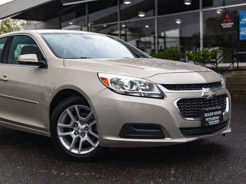 Used 2015 Chevrolet Malibu LT w/ Power Convenience Package FWD image 3