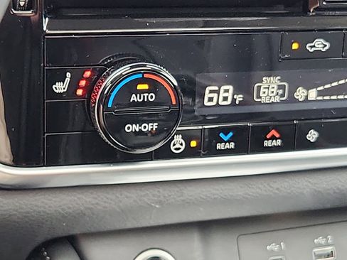 Used 2022 Nissan Rogue SL w/ SL Premium Package image 16