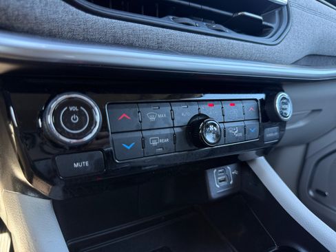 Used 2022 Jeep Compass Latitude w/ Sun and Sound Group AWD/4WD image 17