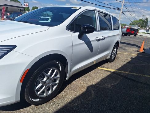 New 2027 Chrysler Pacifica Select FWD image 4