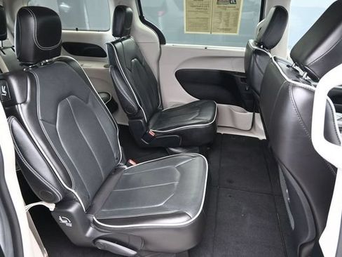 Used 2024 Chrysler Pacifica Limited FWD image 28