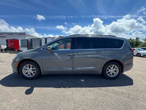 Used 2022 Chrysler Pacifica Touring-L w/ Uconnect Theater Family Group FWD image 4