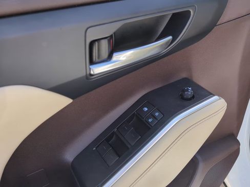 Used 2022 Toyota Highlander XLE image 8