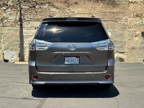 Used 2017 Toyota Sienna SE w/ SE Preferred Package FWD image 5