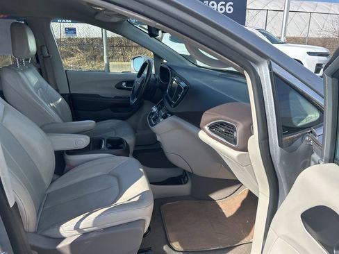 Used 2020 Chrysler Pacifica Touring-L FWD image 15