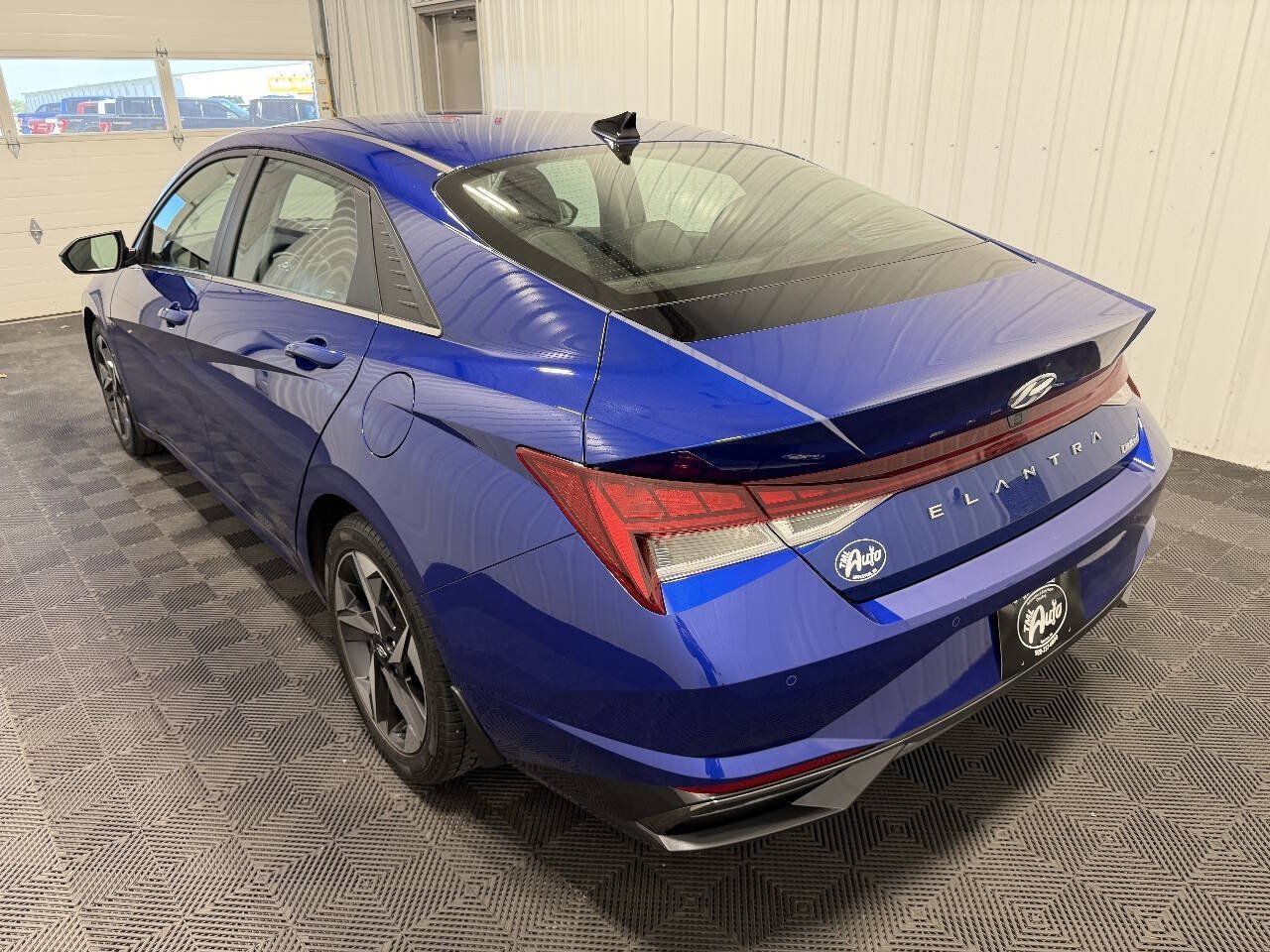 Used 2023 Hyundai Elantra Limited FWD image 3