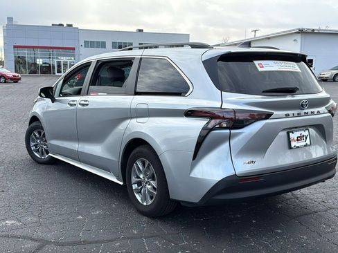 Used 2024 Toyota Sienna XLE image 5