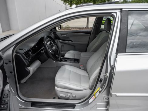 Used 2016 Toyota Camry XLE w/ Moonroof Package FWD image 3