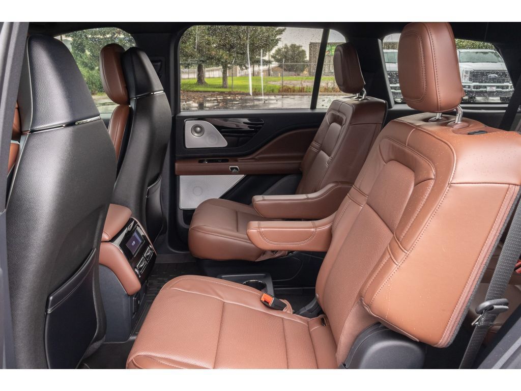 Used 2025 Lincoln Aviator Reserve w/ Equipment Group 201A AWD/4WD image 13