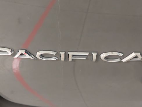 Used 2025 Chrysler Pacifica Select image 32