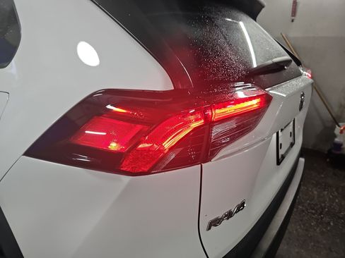 Used 2021 Toyota RAV4 XLE w/ Convenience Package FWD image 34
