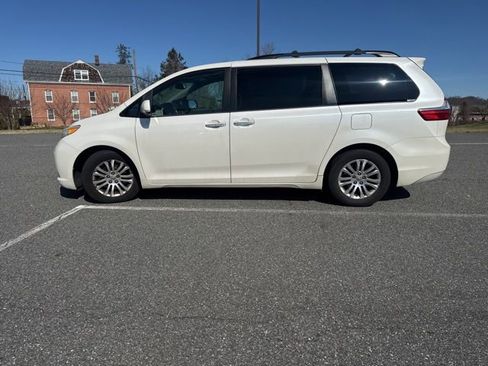 Used 2015 Toyota Sienna XLE w/ XLE Navigation Package image 5