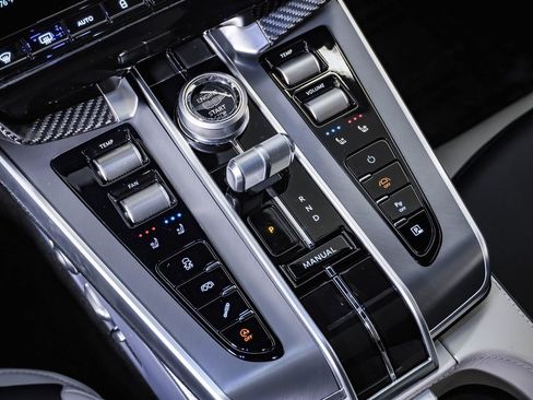 Used 2025 Aston Martin Vanquish image 32