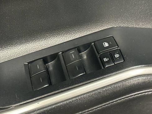 Used 2022 Toyota Highlander XLE AWD/4WD image 12