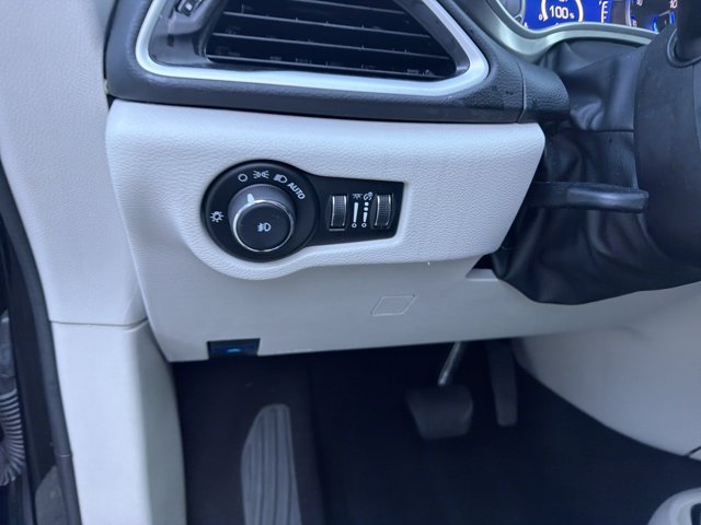 Used 2024 Chrysler Pacifica Touring-L FWD image 16