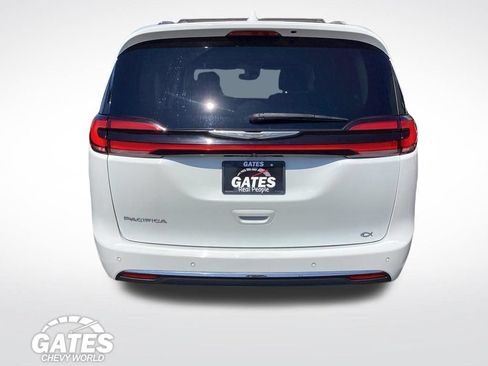Used 2021 Chrysler Pacifica Touring-L FWD image 8