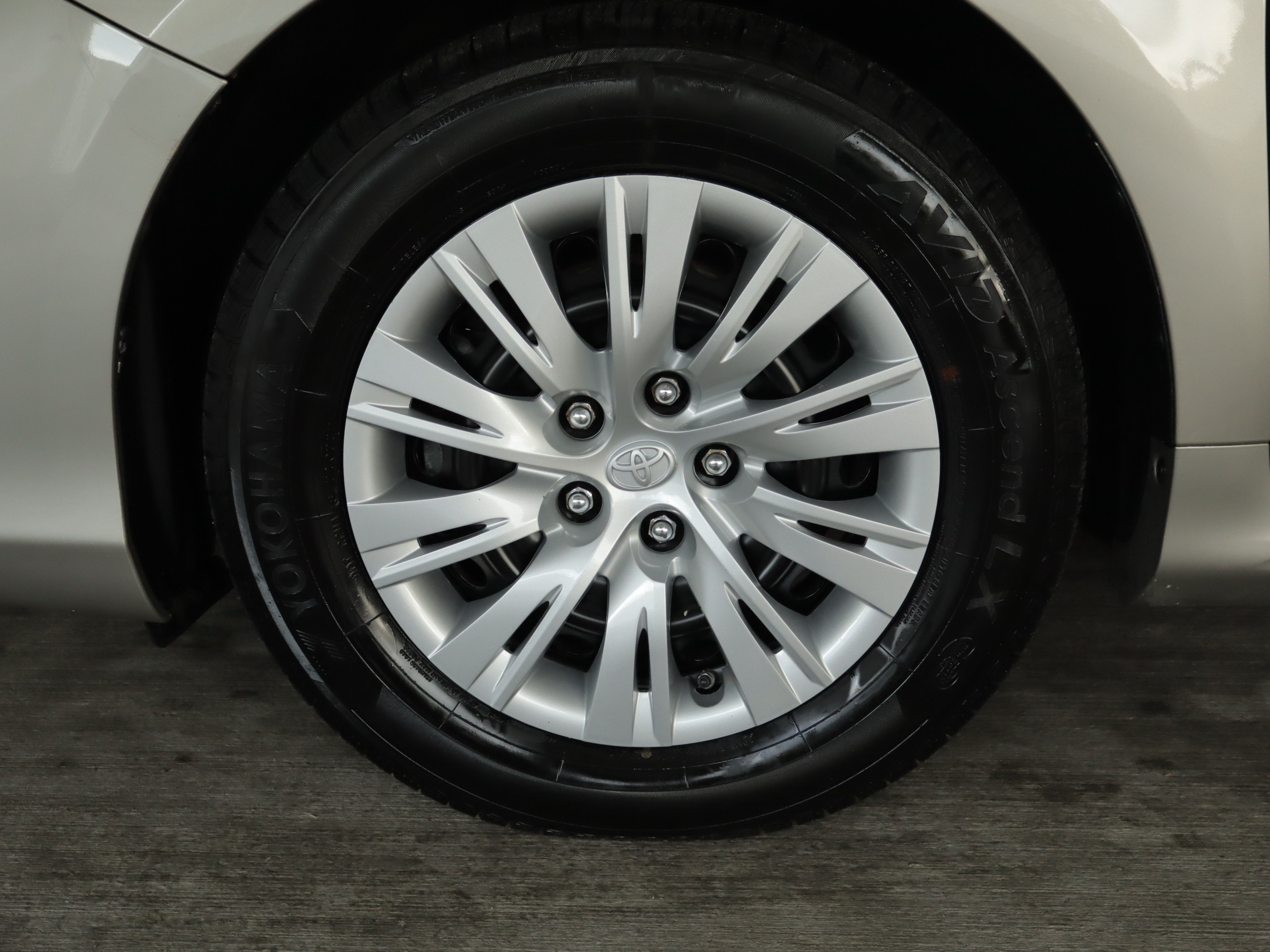 Used 2014 Toyota Camry LE FWD image 25