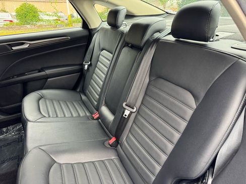 Used 2018 Ford Fusion SE w/ Equipment Group 602A FWD image 16