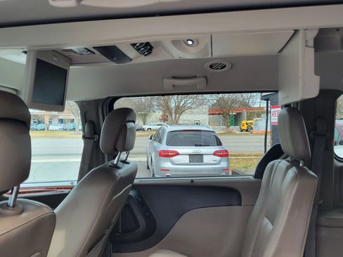 Used 2013 Chrysler Town & Country Touring-L w/ Driver Convenience Group image 13