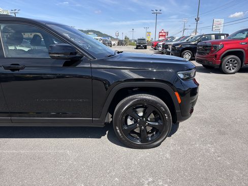 Used 2025 Jeep Grand Cherokee L Laredo AWD/4WD image 4