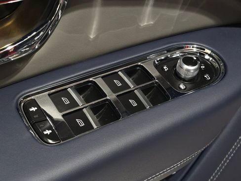 Used 2022 Bentley Bentayga image 32