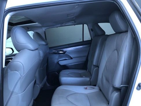 Certified 2021 Toyota Highlander Limited FWD image 20
