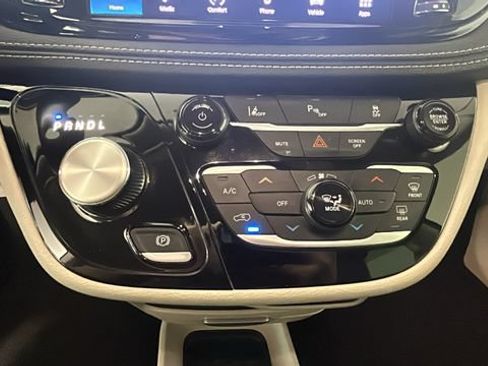 Used 2023 Chrysler Pacifica Touring-L FWD image 22
