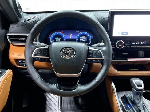 Used 2024 Toyota Highlander Platinum AWD/4WD image 5