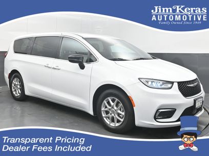 Used 2025 Chrysler Pacifica Select