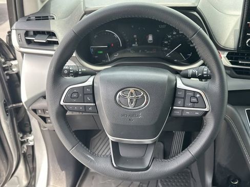 Certified 2025 Toyota Sienna XLE w/ XLE Plus Package FWD image 8