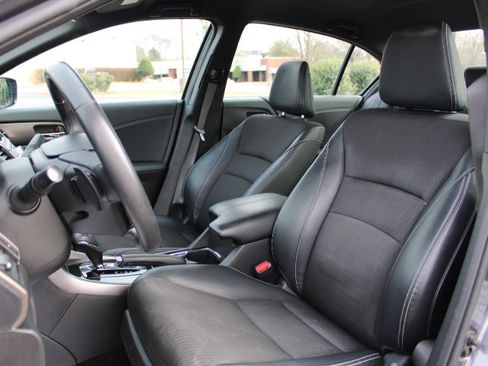 Used 2017 Honda Accord Sport image 19