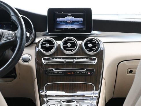 Used 2019 Mercedes-Benz GLC 300 4MATIC image 11