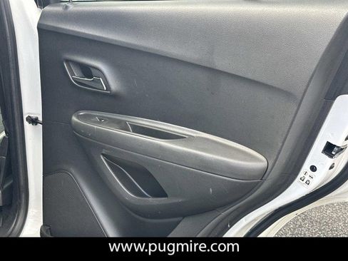 Used 2017 Chevrolet Trax LT w/ LT Convenience Package image 16