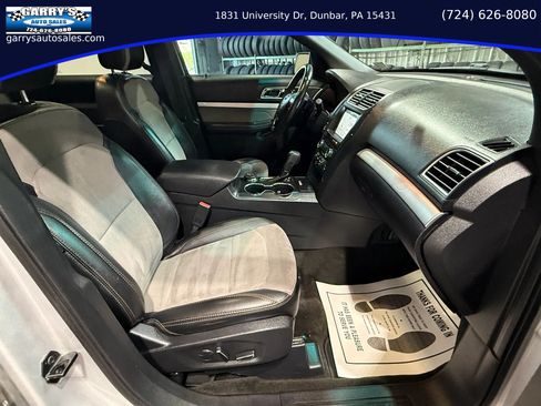 Used 2017 Ford Explorer XLT w/ Equipment Group 202A AWD/4WD image 31