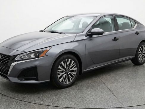 Used 2025 Nissan Altima 2.5 SV image 3