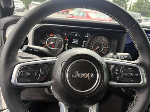 Used 2025 Jeep Wrangler Unlimited Sahara AWD/4WD image 28