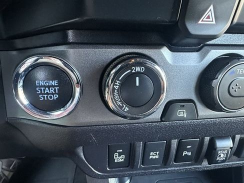 Used 2021 Toyota Tacoma TRD Off-Road w/ Technology Package AWD/4WD image 30