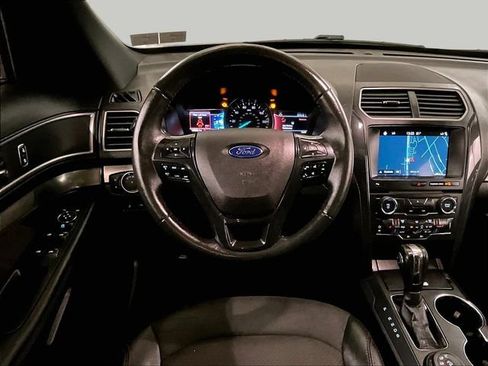 Used 2018 Ford Explorer XLT w/ Equipment Group 202A AWD/4WD image 6