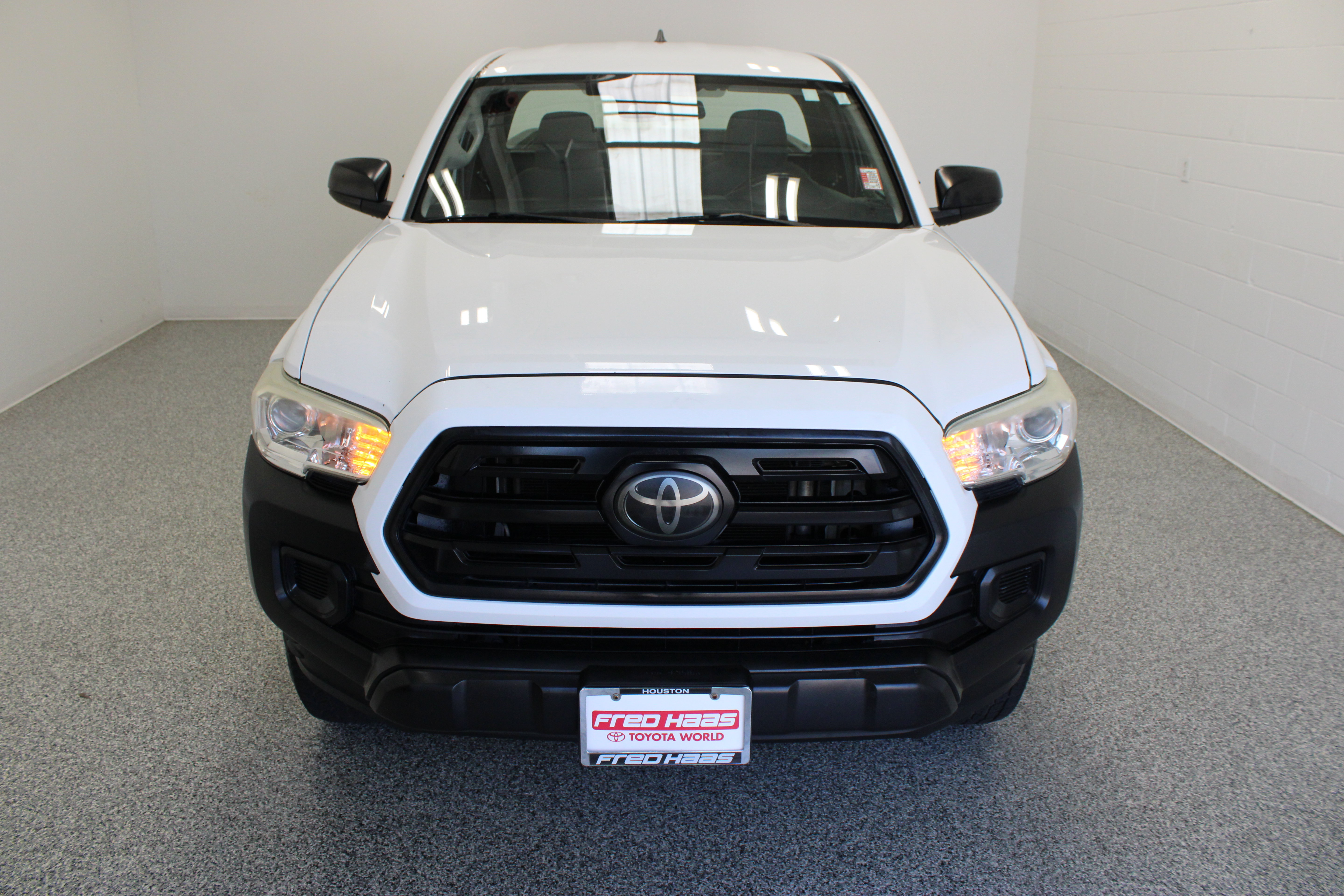 Used 2018 Toyota Tacoma SR RWD image 3