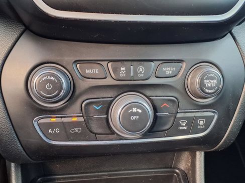 Used 2019 Jeep Cherokee Latitude w/ Popular Appearance Group FWD image 8