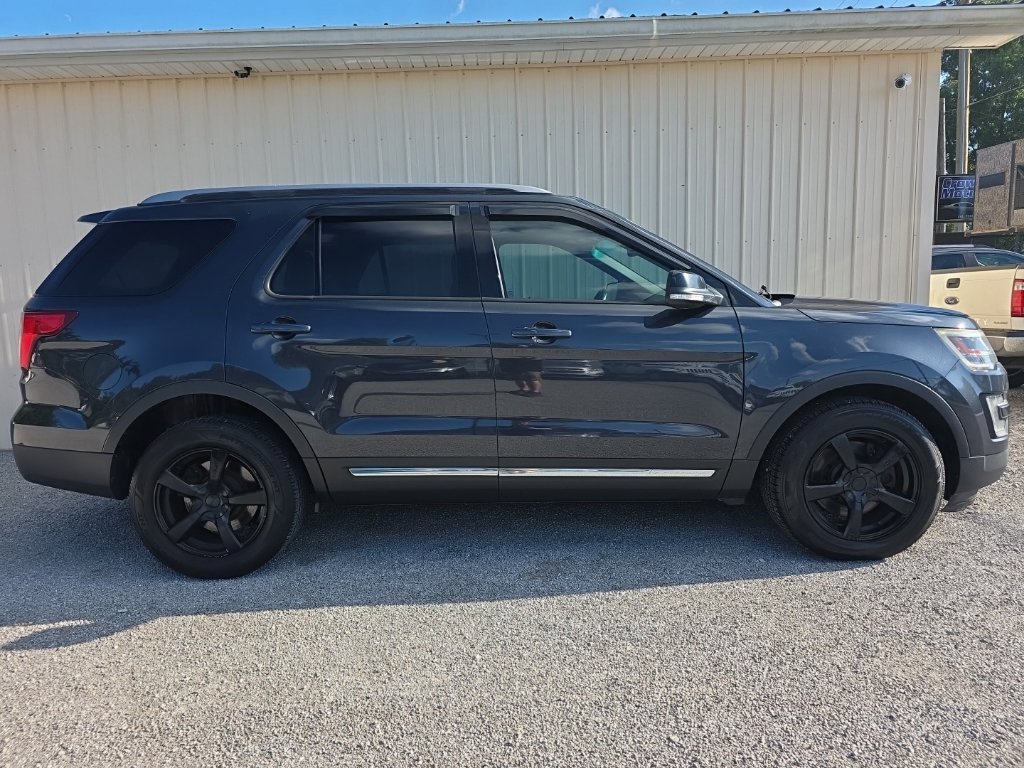 Used 2017 Ford Explorer XLT w/ Equipment Group 202A AWD/4WD image 3
