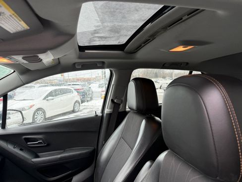 Used 2018 Chevrolet Trax LT w/ Sun & Sound Package image 38