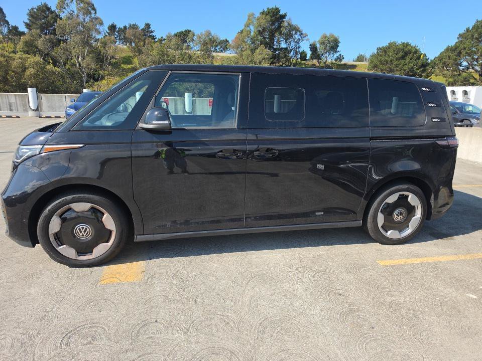 Used 2025 Volkswagen ID. Buzz Pro S RWD image 5