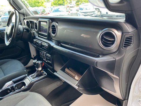 Used 2018 Jeep Wrangler Unlimited Sahara AWD/4WD image 30