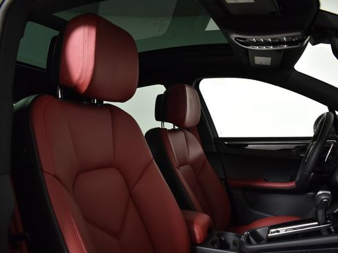 Used 2026 Porsche Macan AWD/4WD image 40