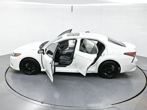 Used 2018 Toyota Camry SE w/ Moonroof Package image 41